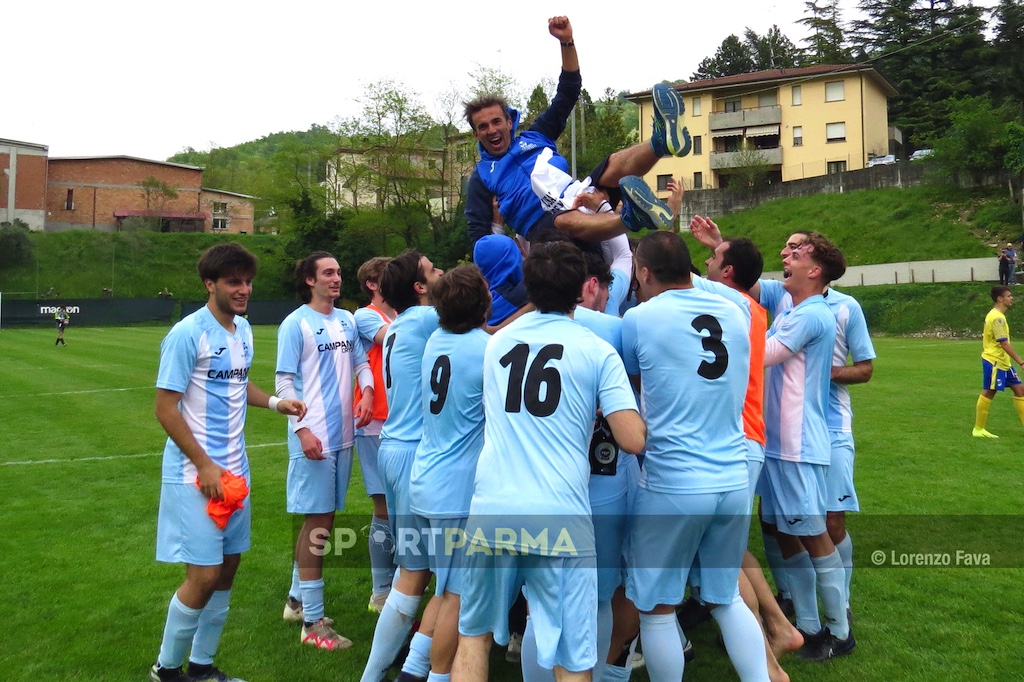 Marzola Terme Monticelli 1 3 30a giornata Prima Categoria B 2023 2024 mister Delmonte portato in trionfo dai suoi giocatori
