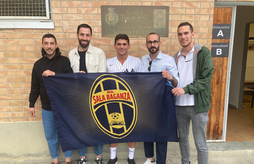 Nicolas Venturini Francesco Biasin Adriano Pellacini Lorenzo Zuelli e Matteo Conti con la bandiera del Rral Sala Bagnaza