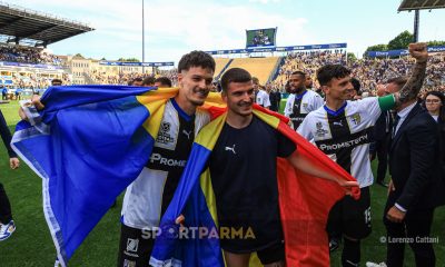 Parma Cremonese 1 1 37a giornata Serie B 2023 2024 Dennis Man e Valentin Mihaila con la bandiera rumena