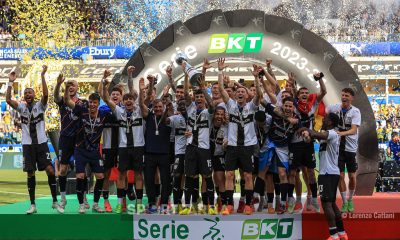 Parma Cremonese 1 1 37a giornata Serie B 2023 2024 capitan Enrico Delprato solleva la Coppa di Serie B nelle premiazioni finali