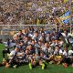 Parma Cremonese 1 1 37a giornata Serie B 2023 2024 foto di squadra con la Coppa di Serie B e la Curva Nord alle spalle
