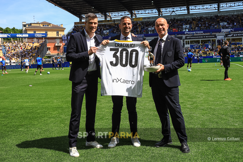 Parma Cremonese 1 1 37a giornata Serie B 2023 2024 il team manager Alessio Cracolici premiato da Roel Vaeyens e Mauro Pederzoli per le sue 300 presenze in crociato