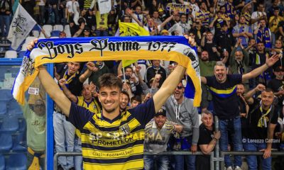 Reggiana Parma 1 1 38a giornata Serie B 2023 2024 il parmigiano Edoardo Corvi con la scirapa dei Boys e i tifosi alle sue spalle