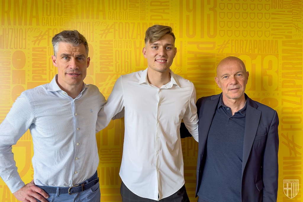 Roel Vaeyens Adrian Benedyczak e Mauro Pederzoli dopo il rinnovo di contratto dellattaccante polacco del Parma Calcio 1913