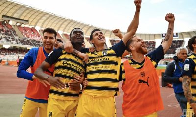 esultanza giocatori gialloblu dopo il gol di Bonny in Bari Parma 1 1 36a giornata Serie B 2023 2024