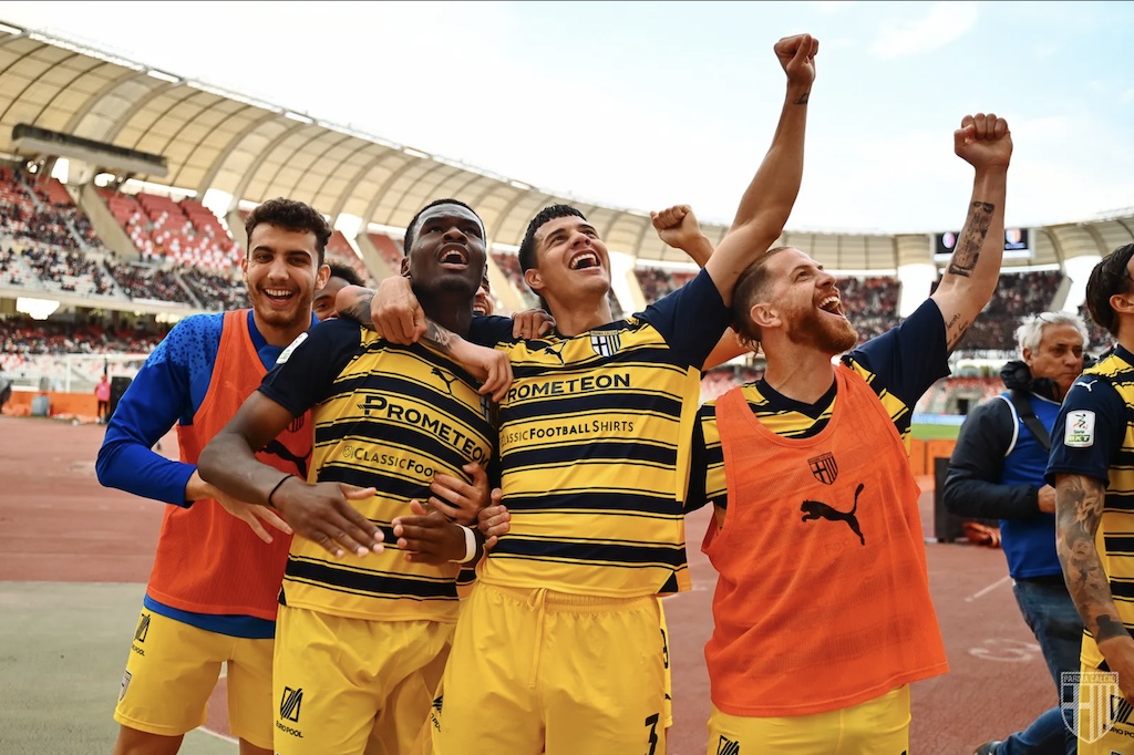 esultanza giocatori gialloblu dopo il gol di Bonny in Bari Parma 1 1 36a giornata Serie B 2023 2024