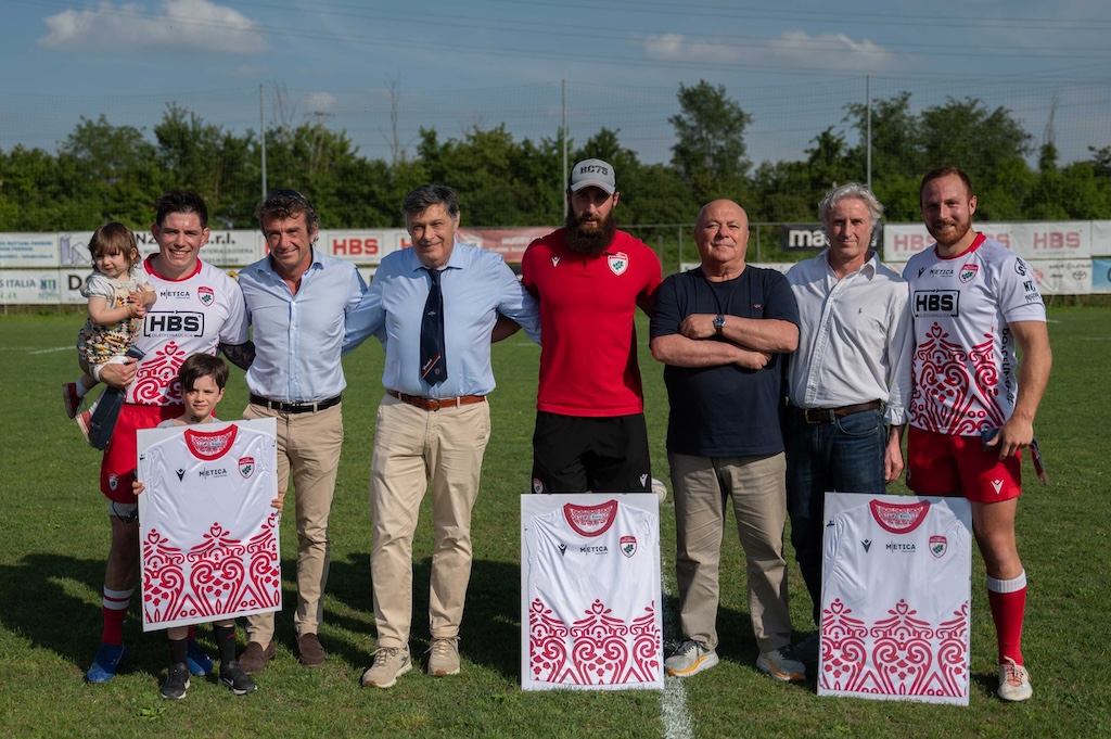 i membri del CDA premiano con una cravatta e la maglia del Rugby Colorno il veterano Jaco Van Tonder Oliviero Fabiani e Giulio Bisegni