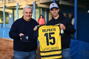 la maglia autografata del capitano del Parma Calcio Enrico Delprato regalata al Parma Baseball