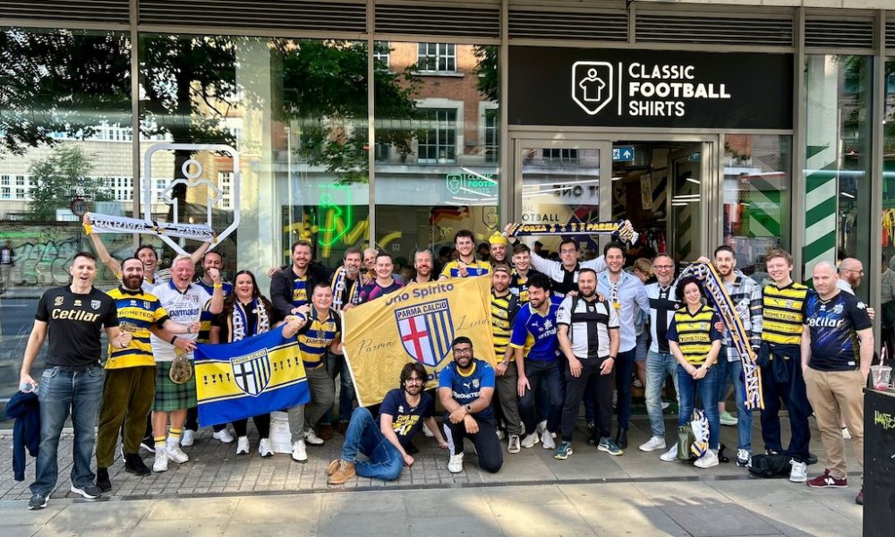 raduno tifosi Parma Fans Worlwide allo store di Classic Football Shirts di Londra sabato 18.05.2024 e1716148883203