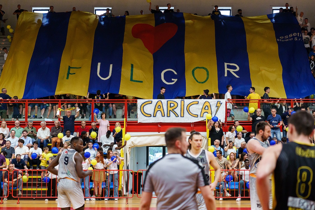 Pallacanestro Fulgor Fidenza con coreografia tifosi nella finale in gara 3 contro Bergamo Basket