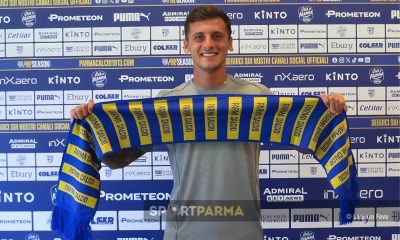 Emanuele Valeri con la sciarpa del Parma