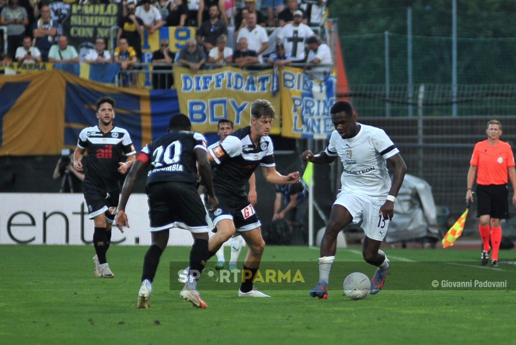 Lugano Parma 3 1 amichevole 13.07.2024 Ange Yoan Bonny in mezzo a due avversari