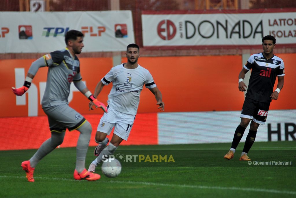 Lugano Parma 3 1 amichevole 13.07.2024 Antonio Mirko Colak pressa il portiere Amir Saipi