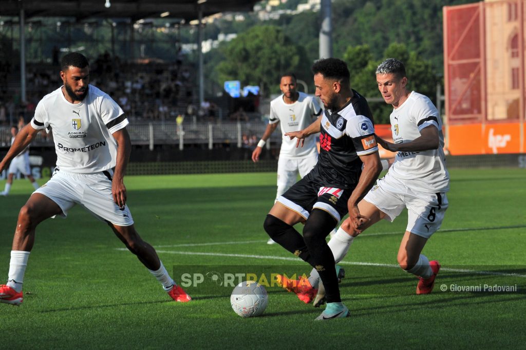 Lugano Parma 3 1 amichevole 13.07.2024 Gabriel Charpentier e Nahuel Estevez in pressing