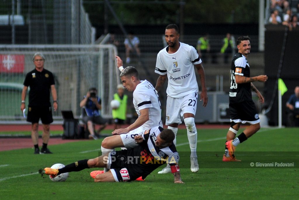 Lugano Parma 3 1 amichevole 13.07.2024 Nahuel Estevez affronta un tackle ed Hernani guarda