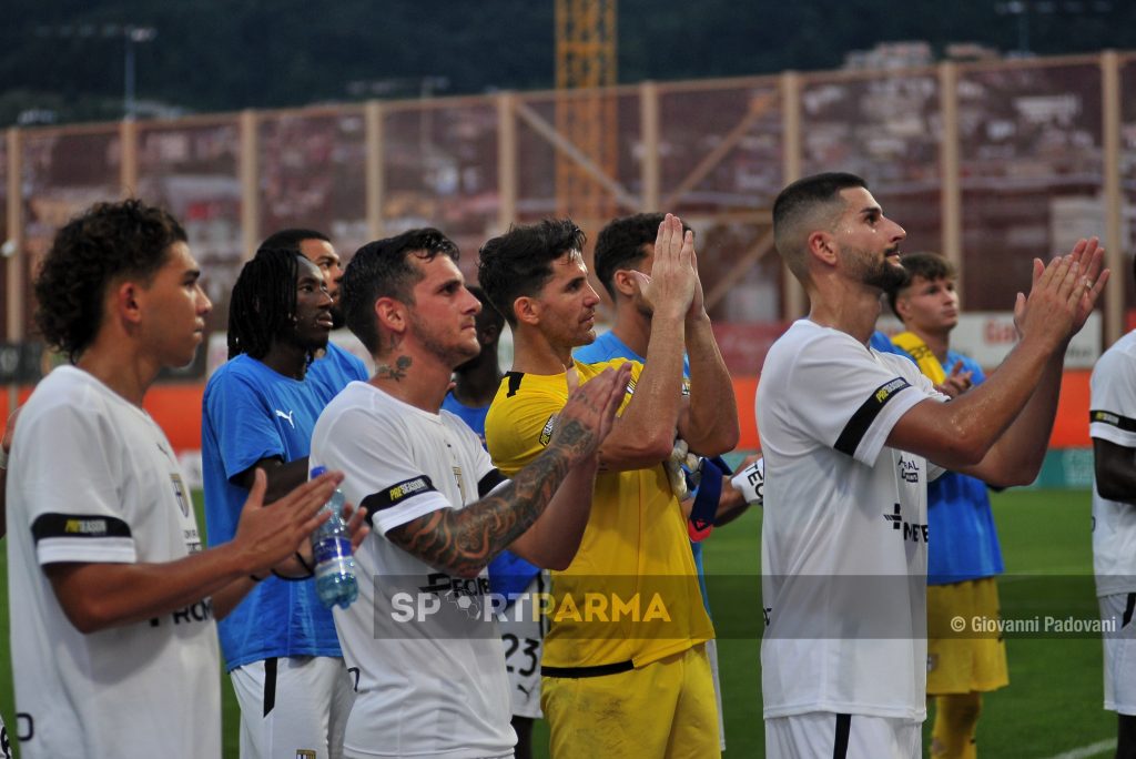 Lugano Parma 3 1 amichevole 13.07.2024 Valeri Chichizola e Colak applaudono i tifosi gialloblu