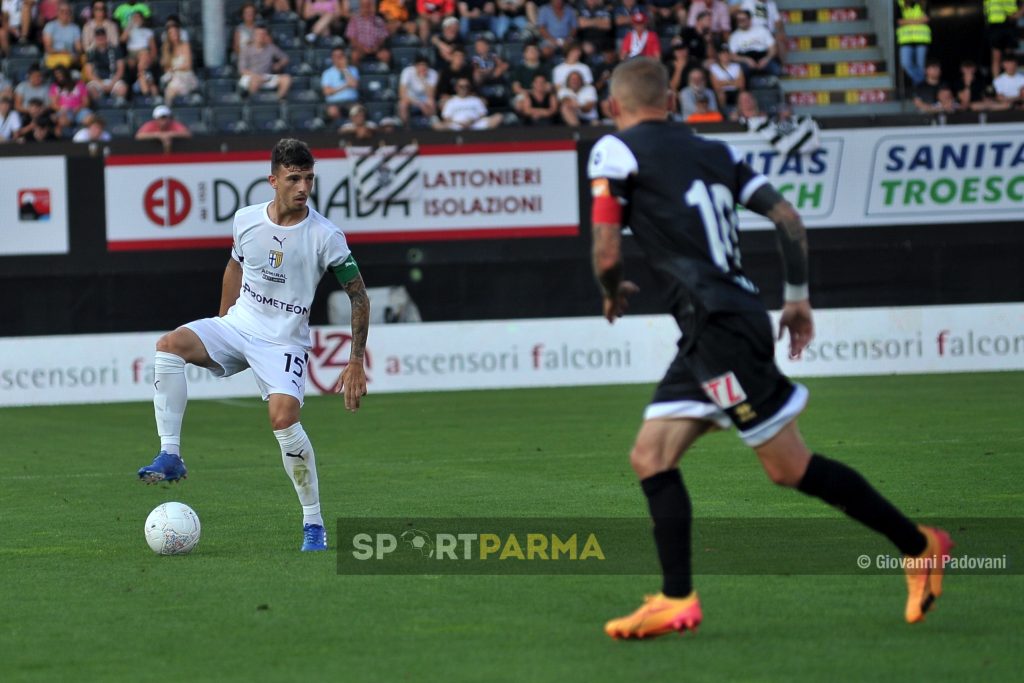 Lugano Parma 3 1 amichevole 13.07.2024 capitan Enrico Delprato stoppa il pallone