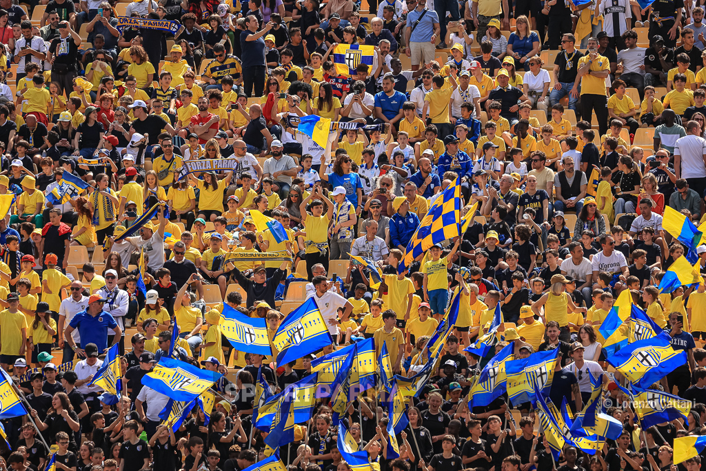 Parma Cremonese 1 1 37a giornata Serie B 2023 2024 bambini in Curva Sud