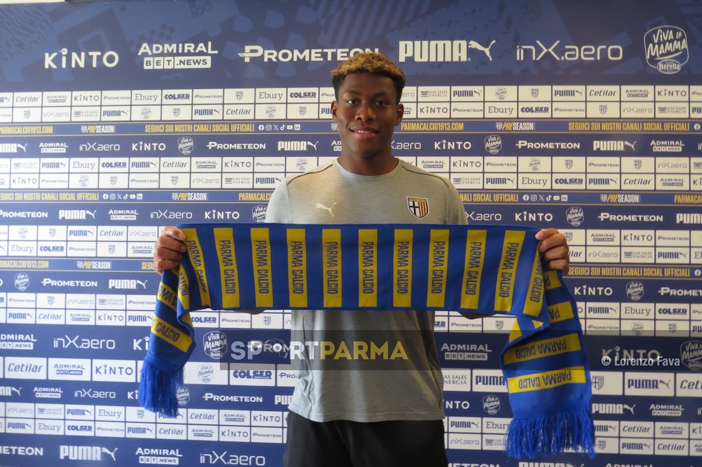 Zion Suzuki con la sciarpa del Parma