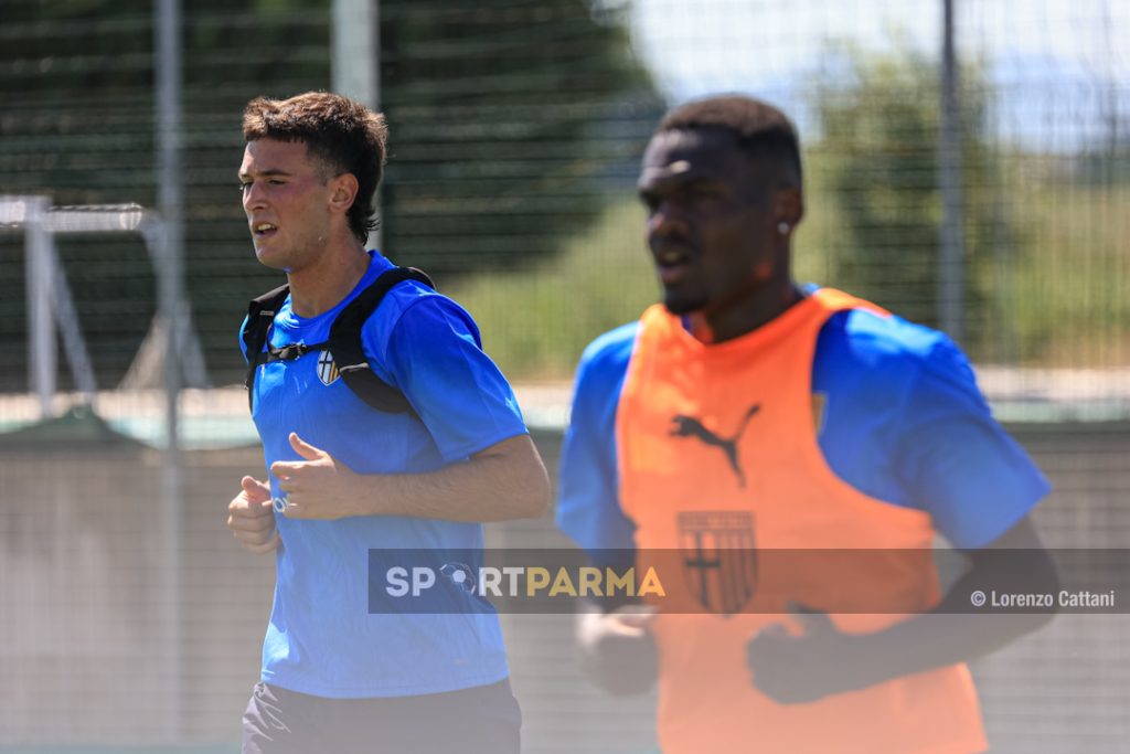 allenamento Parma Calcio a porte aperte 6 luglio 2024 Alessandro Circati e Ange Yoan Bonny corrono a parte