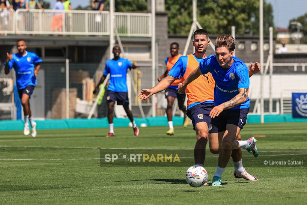 allenamento Parma Calcio a porte aperte 6 luglio 2024 Antonio Colak saltato da Dario Sits