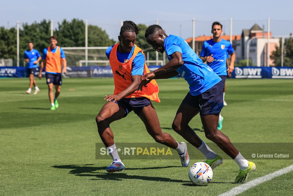 allenamento Parma Calcio a porte aperte 6 luglio 2024 Drissa Camara palla al piede punta Woyo Coulibaly