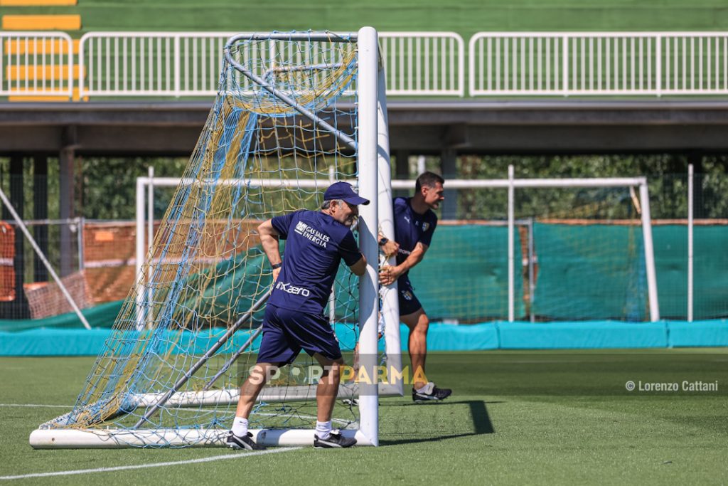 allenamento Parma Calcio a porte aperte 6 luglio 2024 Fabio Pecchia e Ferdinando Coppola spostano la porta