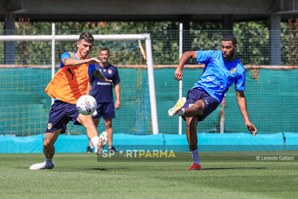 allenamento Parma Calcio a porte aperte 6 luglio 2024 Gabriel Charpentier calcia prima dellintervento di Enrico Delprato