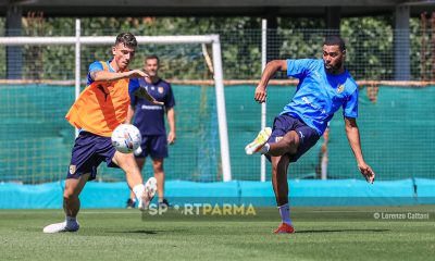 allenamento Parma Calcio a porte aperte 6 luglio 2024 Gabriel Charpentier calcia prima dellintervento di Enrico Delprato