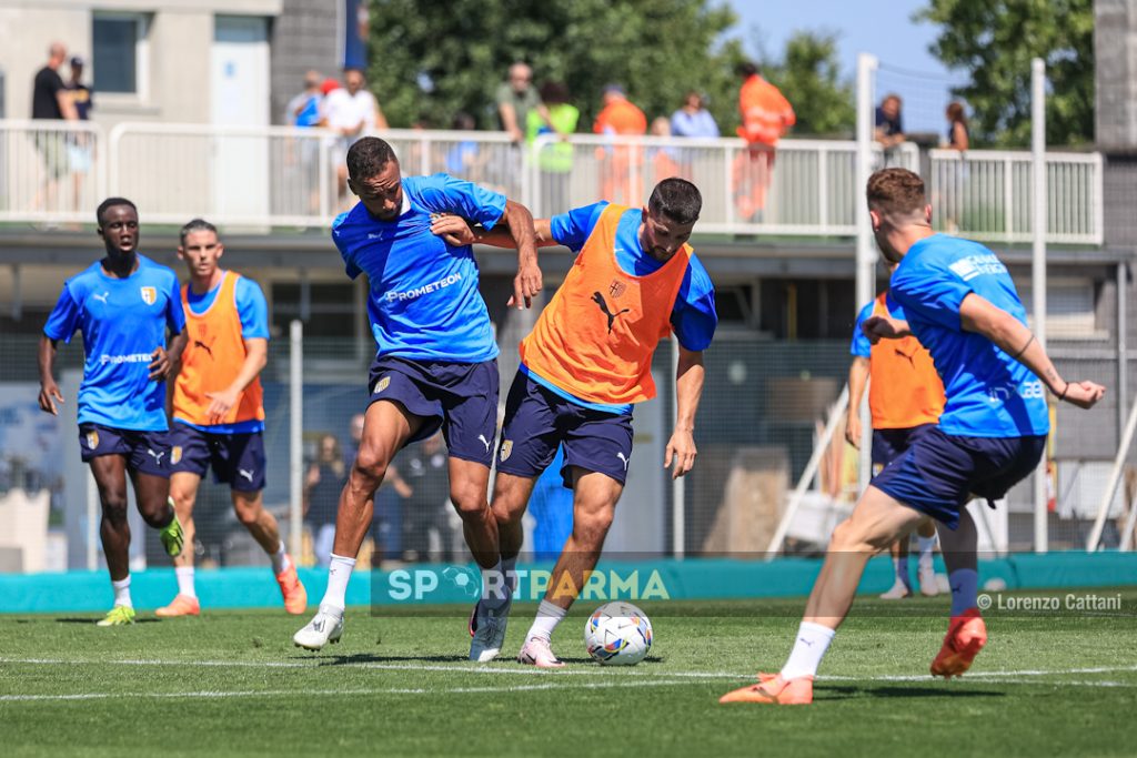 allenamento Parma Calcio a porte aperte 6 luglio 2024 Hernani e Antonio Colak a contrasto