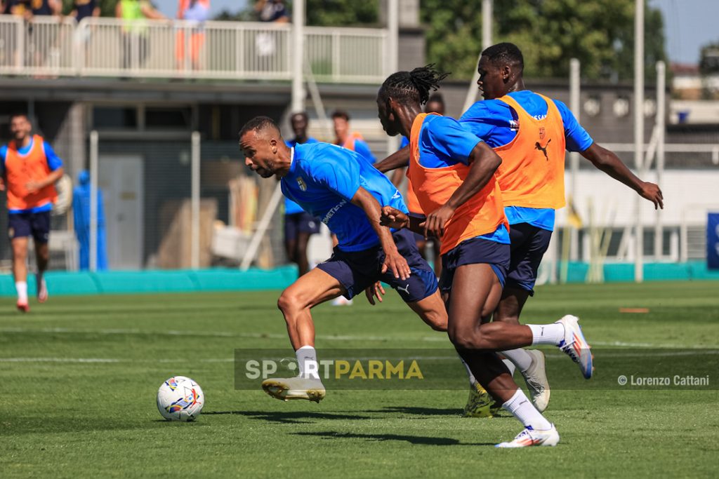 allenamento Parma Calcio a porte aperte 6 luglio 2024 Hernani in azione