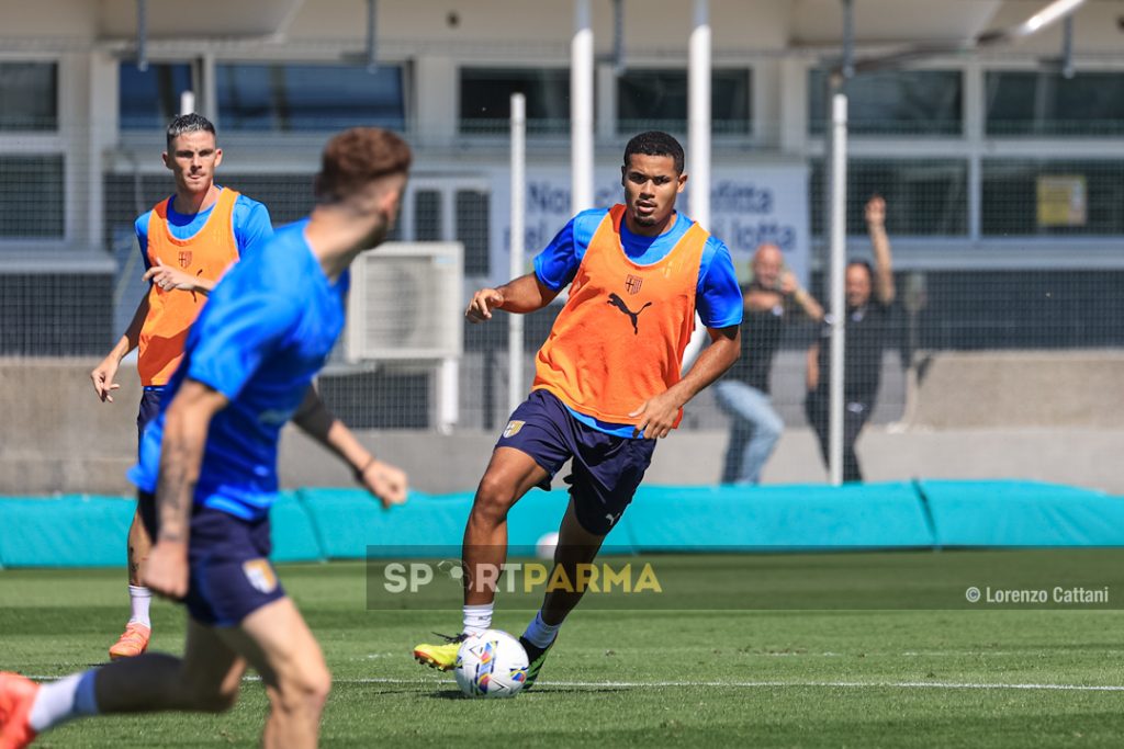 allenamento Parma Calcio a porte aperte 6 luglio 2024 Simon Sohm palla al piede