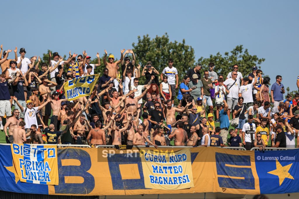 allenamento Parma Calcio a porte aperte 6 luglio 2024 i Boys con le mani al cielo