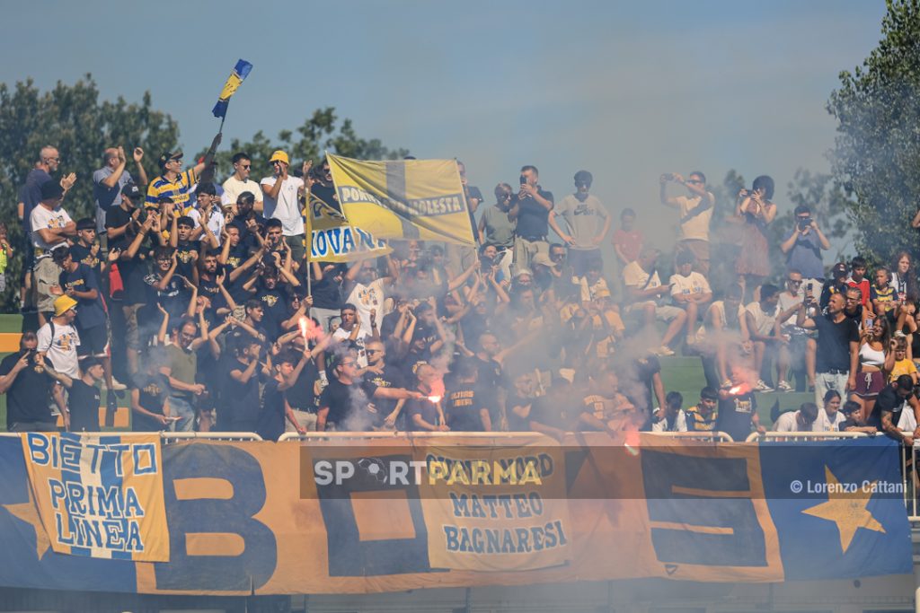 allenamento Parma Calcio a porte aperte 6 luglio 2024 i Boys presenti in tribuna a Collecchio