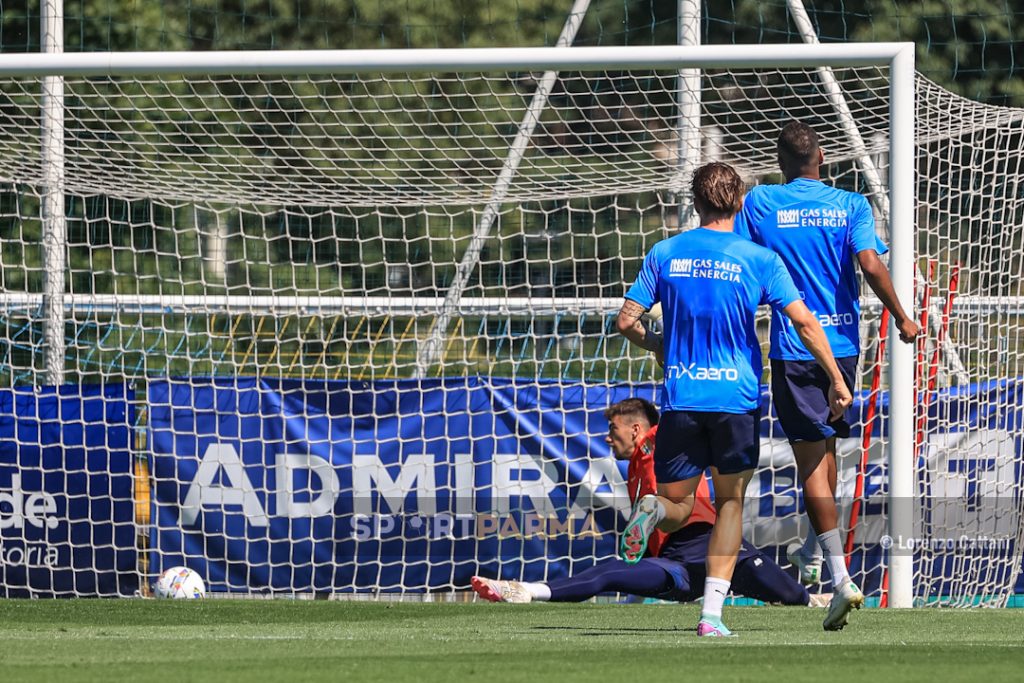 allenamento Parma Calcio a porte aperte 6 luglio 2024 il pallone supera Edoardo Corvi ed entra in porta