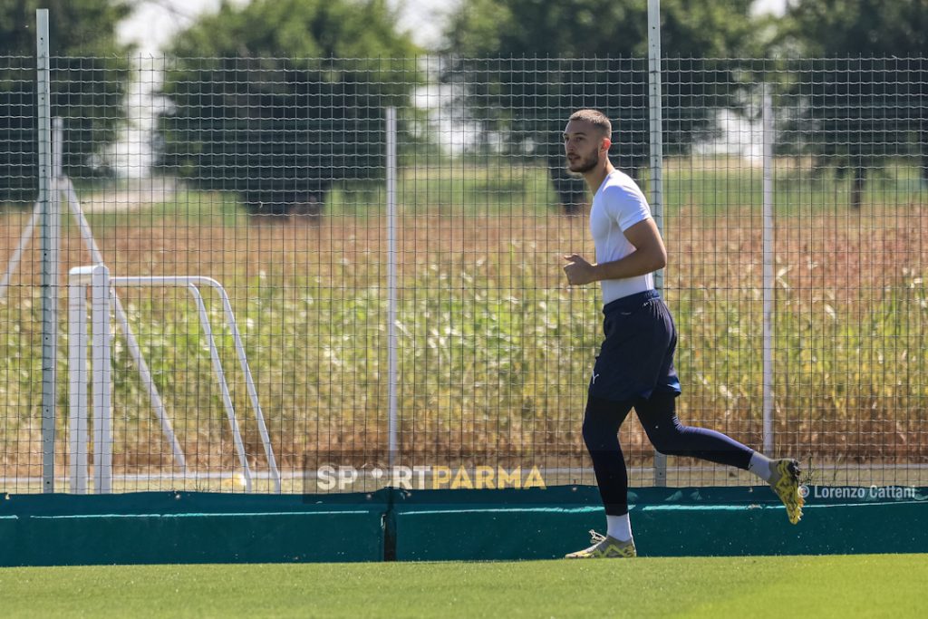 allenamento Parma Calcio a porte aperte 6 luglio 2024 il portiere Martin Turk corre lungo il campo