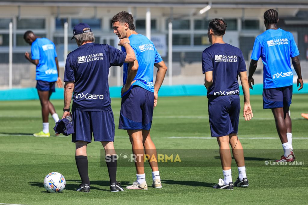 allenamento Parma Calcio a porte aperte 6 luglio 2024 il vice allenatore Antonio Porta parla con Alessandro Circati