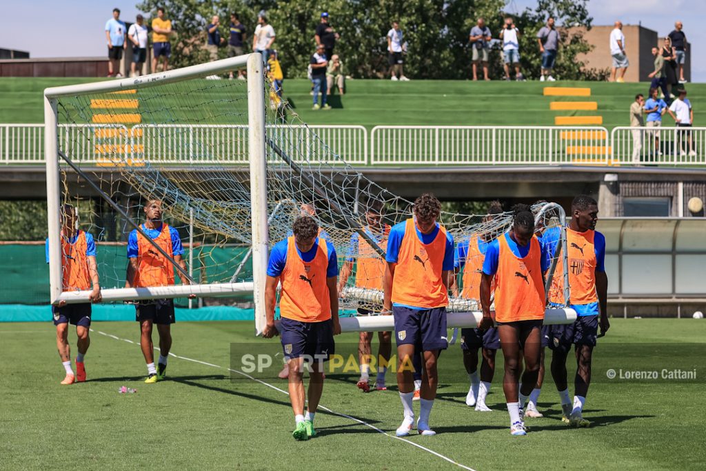 allenamento Parma Calcio a porte aperte 6 luglio 2024 la squadra perdente sposta la porta