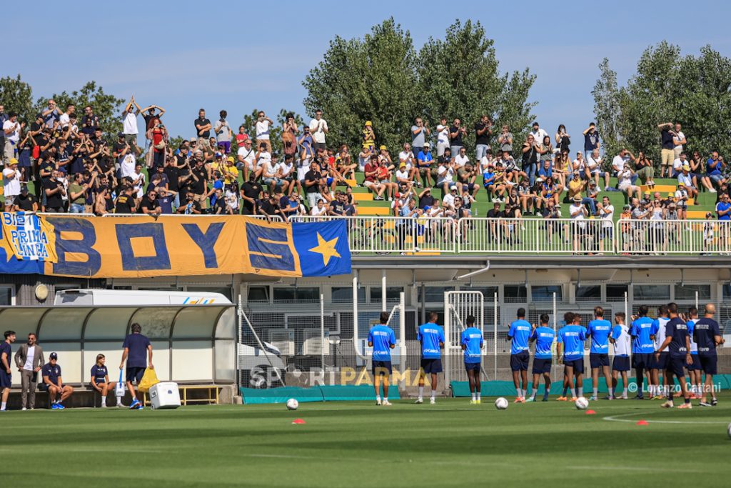 allenamento Parma Calcio a porte aperte 6 luglio 2024 la squadra saluta la tribuna gremita di tifosi