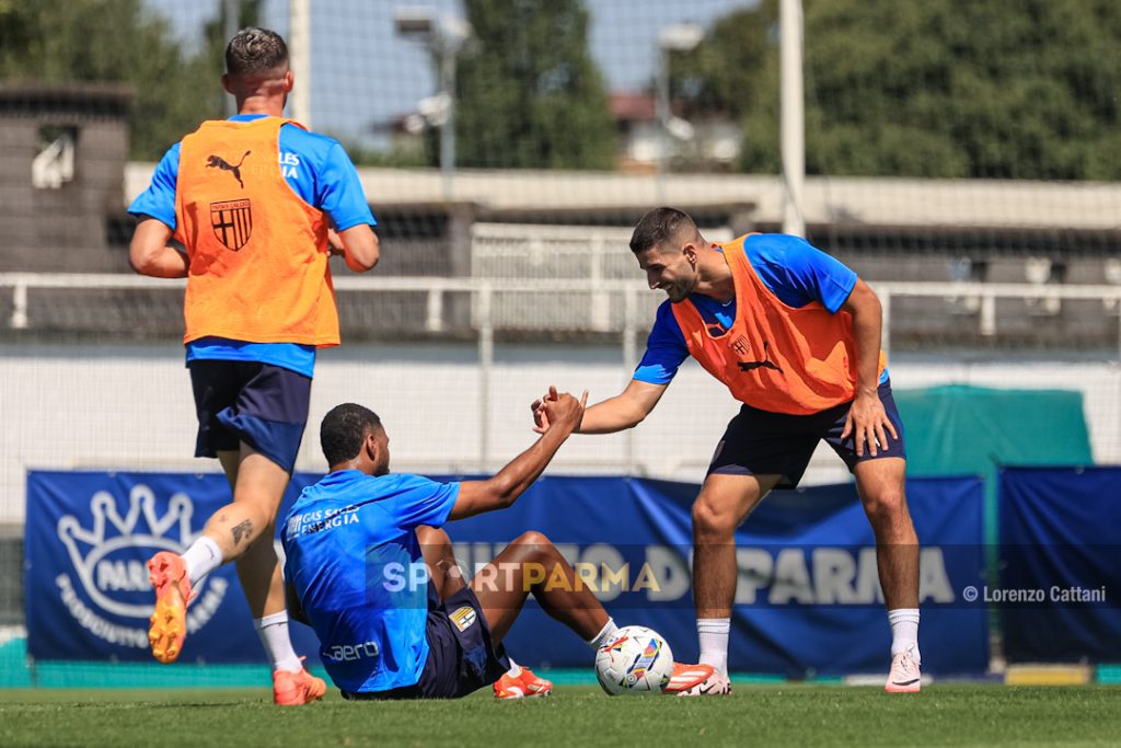 allenamento Parma Calcio a porte aperte 6 luglio 2024 lattaccante Antonio Mirko Colak aiuta il compagno di reparto Gabriel Charpentier a rialzarsi