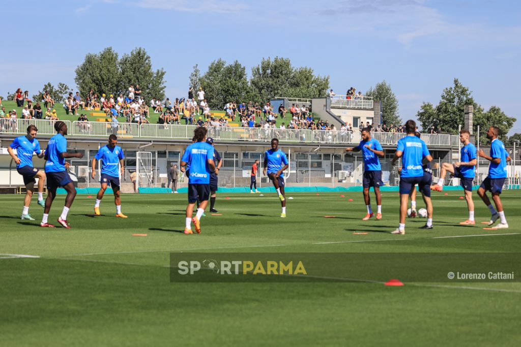 allenamento Parma Calcio a porte aperte 6 luglio 2024 squadra in cerchio per il riscaldamento