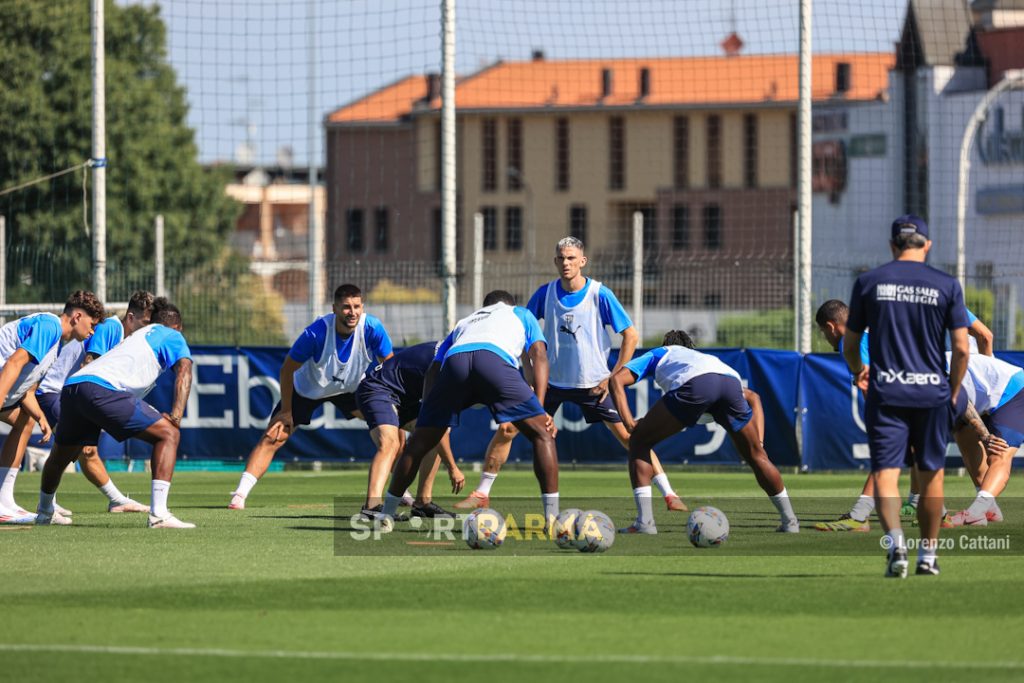 allenamento Parma Calcio a porte aperte 6 luglio 2024 stretching con Colak ed Estevez