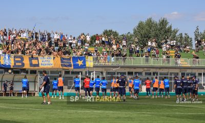 allenamento Parma Calcio a porte aperte 6 luglio 2024 i Boys e i tifosi sugli spalti applaudono la prima squadra