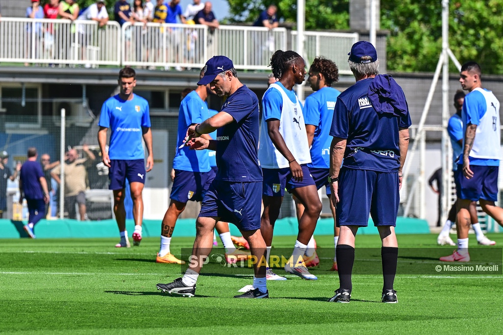 allenamento Parma Calcio a porte aperte 6 luglio 2024 mister Fabio Pecchia guarda lorologio