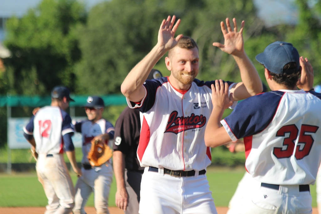 esultanza giocatori Junior Parma Serie B baseball