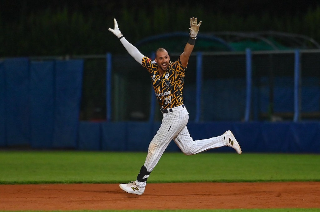 Alex Liddi Parma Clima Serie A baseball esulta correndo