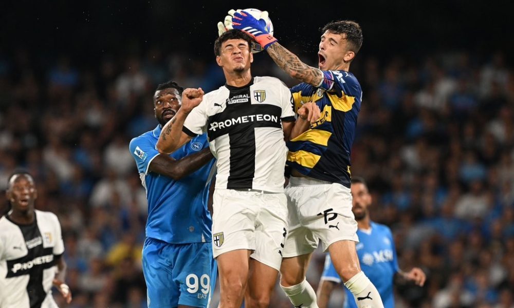 Enrico Delprato in versione portiere esce e fa sua la palla in presa in in Napoli Parma 2 1 3a giornata Serie A 2024 2025