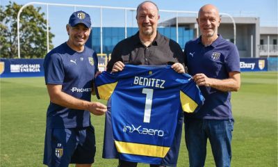 Fabio Pecchia e Mauro Pederzoli regalano la maglia del Parma a Rafa Benitez