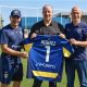 Fabio Pecchia e Mauro Pederzoli regalano la maglia del Parma a Rafa Benitez