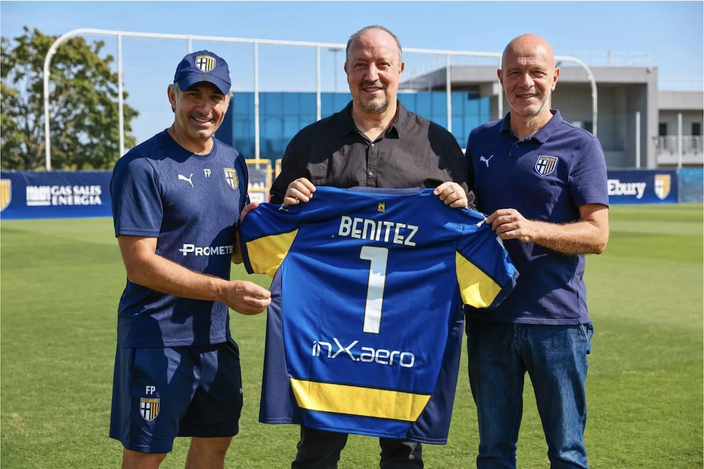 Fabio Pecchia e Mauro Pederzoli regalano la maglia del Parma a Rafa Benitez